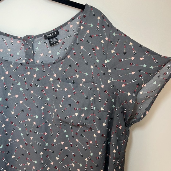 Torrid Abbey Arrow Georgette Button Back Blouse Top Gray Semi Sheer Women's Sz 2 - Picture 7 of 13